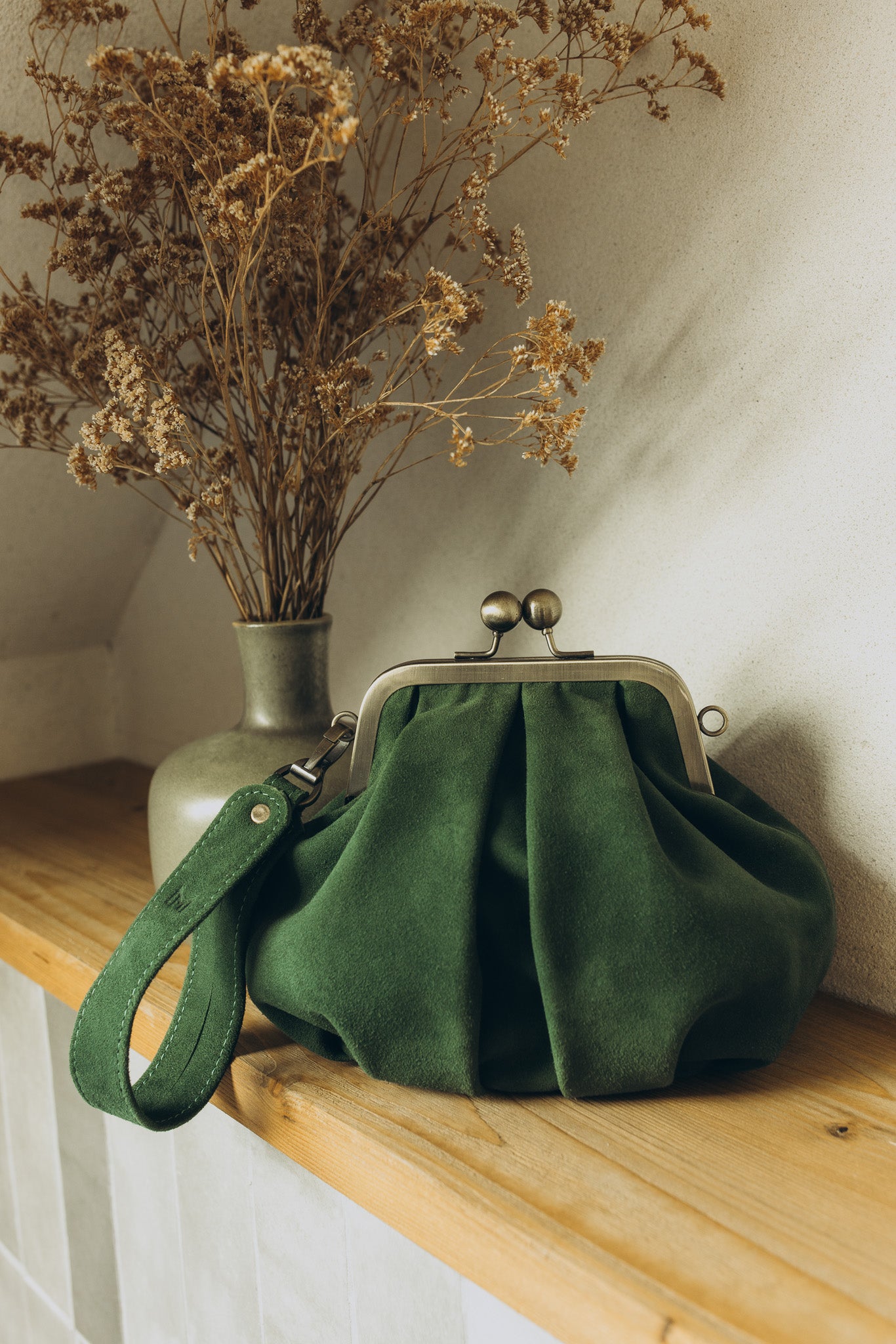 Small kiss-lock suede bag - green (ships in 48h) – MIUMMASH