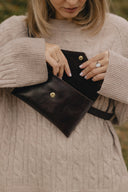 Schokoladenbraune Mehrzweck-Clutch