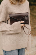 Schokoladenbraune Mehrzweck-Clutch