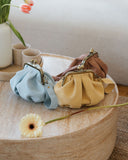 Kleine Handtasche aus schokoladenbraunem Wildleder mit Verschluss