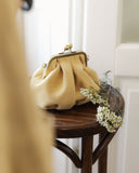 Kleine Handtasche aus schokoladenbraunem Wildleder mit Verschluss