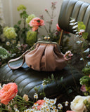 Kleine Handtasche aus schokoladenbraunem Wildleder mit Verschluss