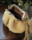 Kleine Handtasche aus schokoladenbraunem Wildleder mit Verschluss