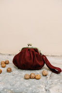 Small kiss-lock suede bag - burgundy